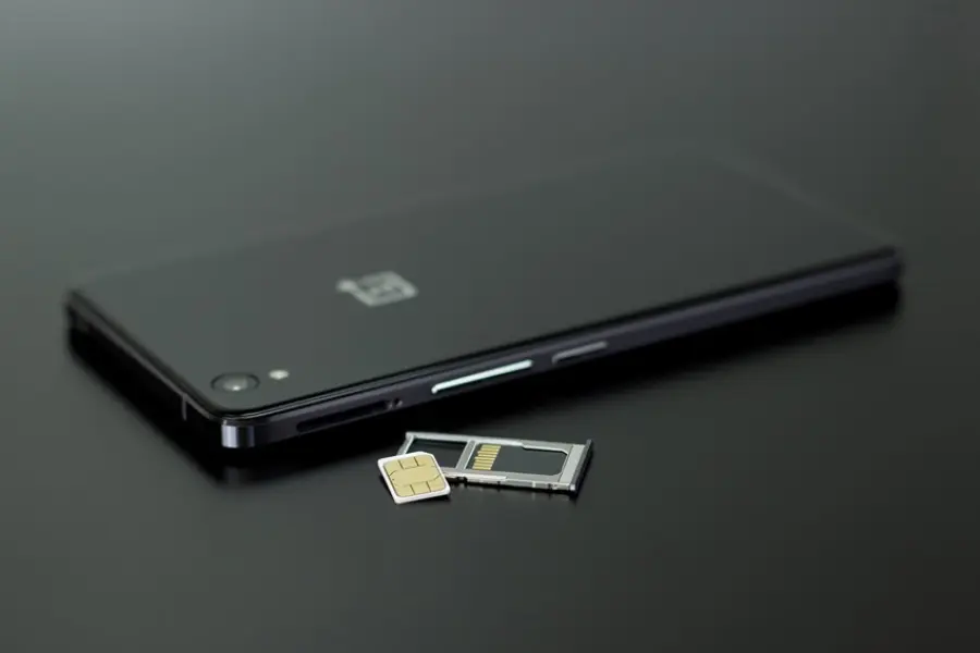 Motorola lancia il primo smartphone solo con e-sim: ma cosa sono e come funzionano?