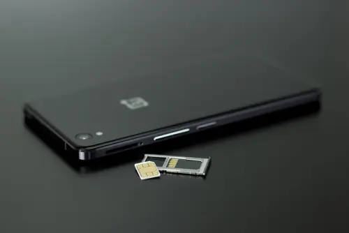 Motorola lancia il primo smartphone solo con e-sim: ma cosa sono e come funzionano?