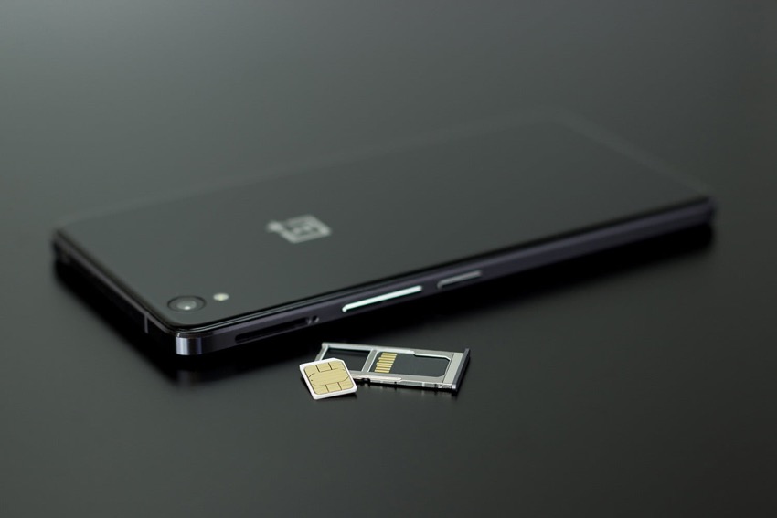 Motorola lancia il primo smartphone solo con e-sim: ma cosa sono e come funzionano?