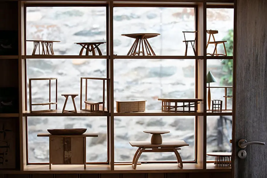 Quercia trasformata in mobili ecco cosa fa Angus Ross