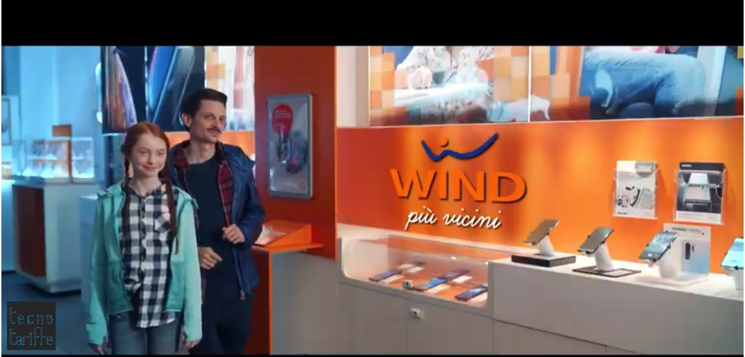Wind, smartphone anticipo zero: il nuovo spot con Rovazzi