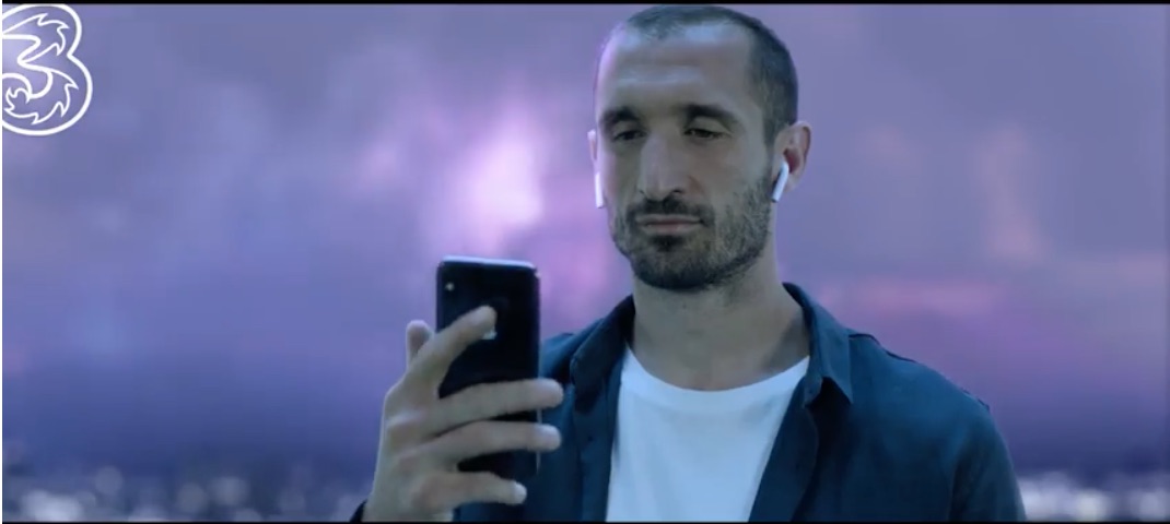Giorgio Chiellini di nuovo protagonista spot 3: offerte a metà prezzo e Apple Music incluso