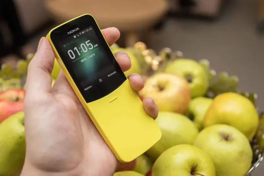 Nokia 8110, la banana gialla in tutti i negozi ed è di nuovo effetto nostalgia